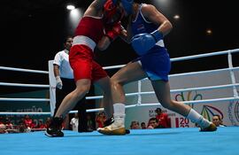 Minerva Magalí Montiel Mereles (25 años), de vestimenta azul, debutó con victoria en boxeo.