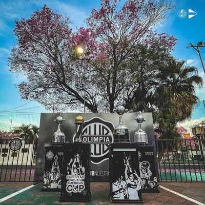 Los principales trofeos brillan en el jardín franjeado.