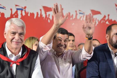 Santiago Peña, candidato a presidente de la República por la ANR, a su izquierda Arnoldo Wiens, quien perdió en las internas partidarias en la carrera por la candidatura a la Presidencia.