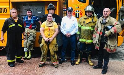 Mónica González (centro) junto al presidente del CBVP, Rafael Valdez Peralta y el capitán principal Rubén Valdez Cáceres y los bomberos de la primera compañía.
