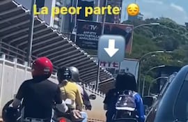 Los estudiantes decidieron cruzar el Puente de la Amistad caminando en medio de los vehículos.