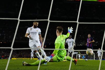 BARCELONA, 05/04/2023.- El portero del FC Barcelona Ter Stegen (d) encaja el tercer gol de Karim Benzema (i), del Real Madrid, durante el partido de vuelta de la semifinal de la Copa del Rey de fútbol que FC Barcelona y Real Madrid disputaron este miércoles en el Camp Nou. EFE/Enric Fontcuberta