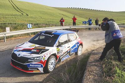 Fabrizio Zaldívar y Carlos Del Barrio, con el Skoda Fabia Rally2 EVO, sobre el asfalto del Rally de Sierra Morena.
