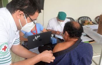 Una persona recibe la vacuna contra la influenza en el puesto habilitado en el Hospital Regional de Encarnación.