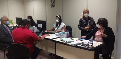 Alcides Dejesús Villasboa Peralta, con remera roja, ante las asistentes de la juez Blanca Báez, de pie.