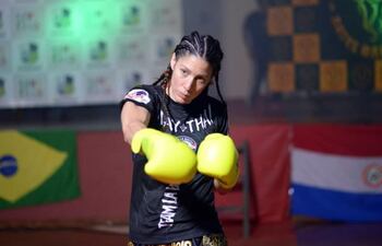 Romina “Dinamita” Sorera Torres (28/02/1988) estará en el duelo central femenino de esta noche el evento de Open The Machine Fight II.