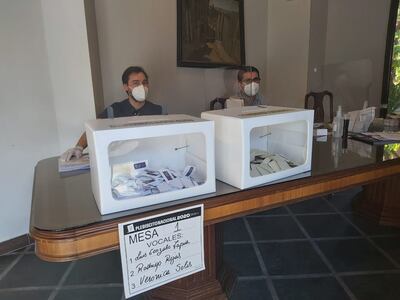 Un puesto de votación para el referéndum constitucional en la Embajada de Chile en Asunción, este domingo.