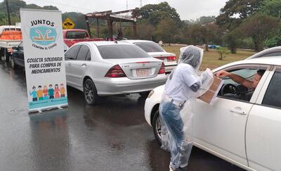 Con pilotines y bajo la lluvia, los voluntarios salieron a la jornada solidaria por pacientes.