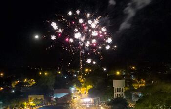El espectáculo de pirotecnia dio la bienvenida a la primavera.