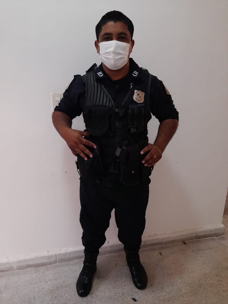 Como uniformado presta servicios en la gobernación de San Pedro y en su día libre trabaja en limpieza de patio