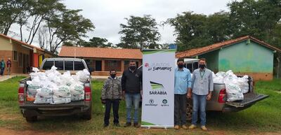 Entrega de los kits de alimentos de la campaña "Juntos sumamos" en Ypehu mediante colaboradores de la empresa Campos Nuevos del Grupo Sarabia.