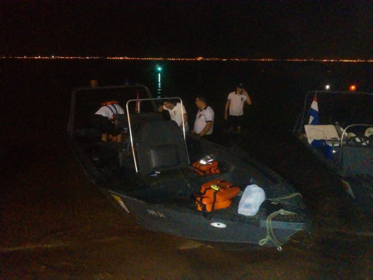 Botes de la Prefectura Naval que rescataron a los tripulantes de la embarcación que sufrió el percance.