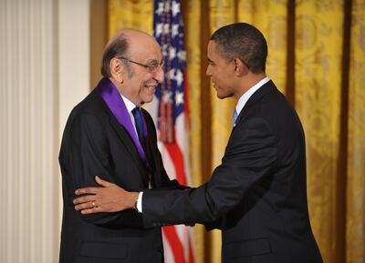 El diseñador gráfico Milton Glaser, en el año 2009, recibiendo de manos del entonces Presidente de Estados Unidos, Barack Obama, la Medalla Nacional de las Artes.