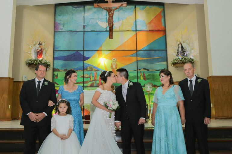 Fueron los padrinos Juan Alberto Wenninger Noto y Mirta María Irala de Wenninger; Mercedes Concepción Mazacotte Pavetti y Luis Barreto Cáceres.