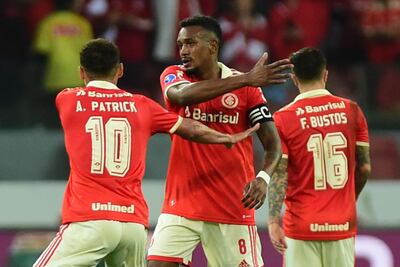 Edenilson (c) de Internacional celebra su gol hoy, en un partido de la Copa Sudamericana entre Internacional y Colo Colo en Porto Alegre (Brasil).