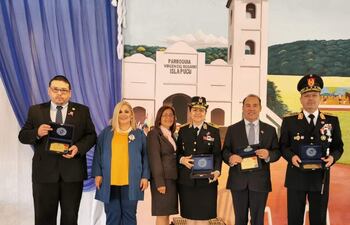 En el tinglado municipal realizaron la condecoración a hijos dilectos y entregaron las menciones especiales a las autoridades que se han destacado en sus labores en la ciudad de Isla Pucú.