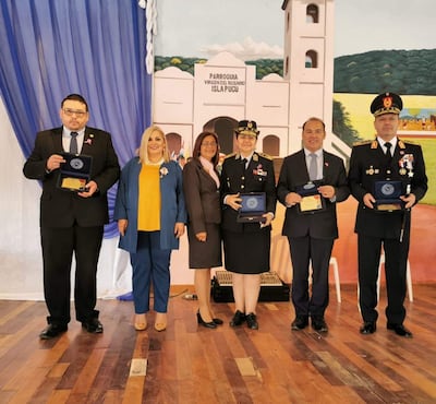 En el tinglado municipal realizaron la condecoración a hijos dilectos y entregaron las menciones especiales a las autoridades que se han destacado en sus labores en la ciudad de Isla Pucú.