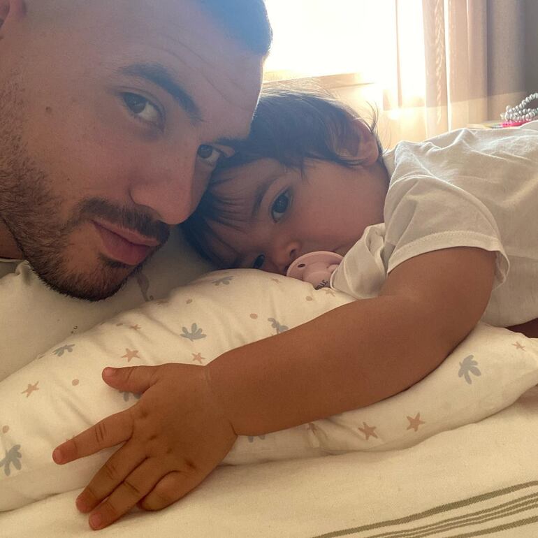 El futbolista Tonny Sanabria junto a la pequeña Mía. (Instagram/Tonny Sanabria)