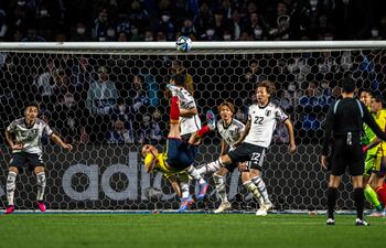 Espectacular salto y remate de chilena del colombiano Rafael Santos Borré para anotar el gol de la victoria 2-1 ante Japón.