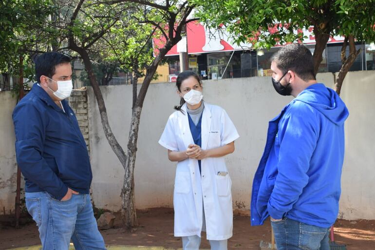 El intendente municipal de Villa Elisa, Ricardo Estigarribia (izquierda), conversa con la directora del hospital distrital local, doctora Johana Benítez, sobre el proyecto de habilitar un pabellón de unidad de terapia intensiva en el nosocomio.