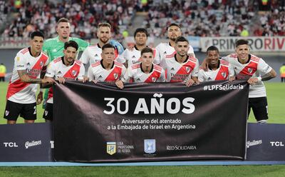 River Plate posó ayer antes del partido contra Gimnasia con una bandera conmemorando el 30° aniversario del ataque a la Embajada de Israel en Argentina.