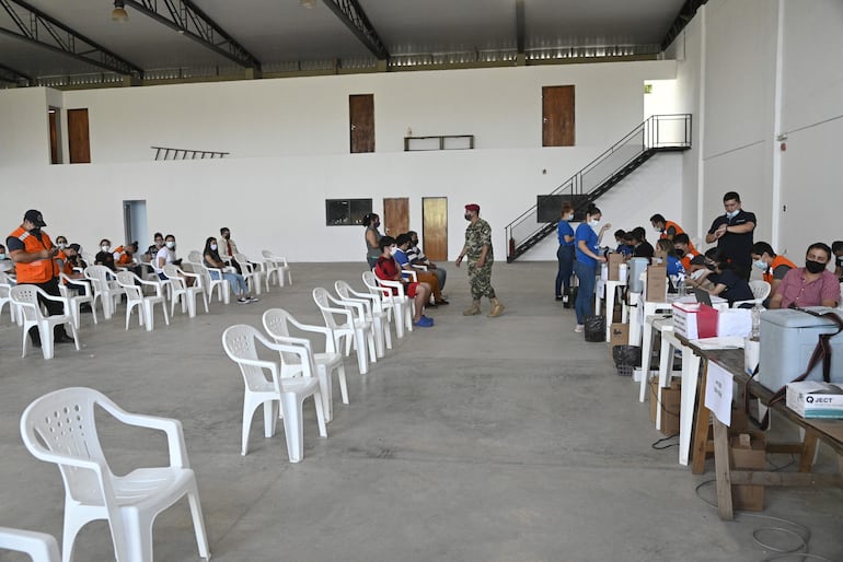 Sillas vacías en un vacunatorio casi vacío se observó ayer en la Secretaría Nacional de Deportes. 