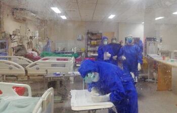 Las internaciones por covid-19 mantienen al Hospital de Clínicas al límite de su capacidad con el 100% de sus camas ocupadas.