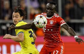 Sadio Mané (d) intenta dominar el balón ante la presencia de Matteo Darmian, del Inter de Milán, en un partido de la Champions League.