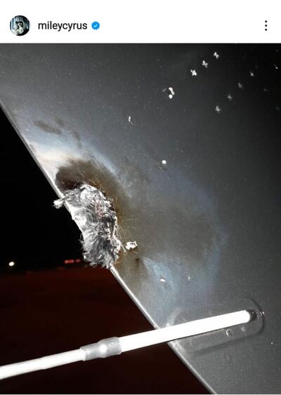 Así quedó el ala del avión de Miley Cyrus luego de ser golpeada por un rayo cuando viajaba a Paraguay para participar del Asunciónico.