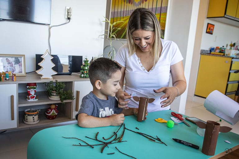 Felices, mamá Denise e Ignacio preparando la deco navideña. (Romi Ocampos)