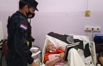 Don Ambrosio Ayala Barrios recibió ayuda de la Policía Nacional para recuperar su tarjeta de cobro de pensión.