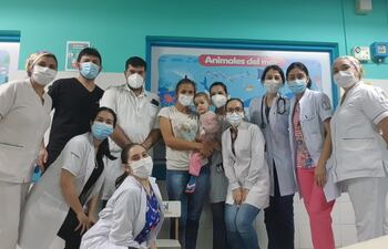 Parte del equipo de profesionales que participaron de la desafiante intervención quirúrgica realizada en el Hospital General de Luque