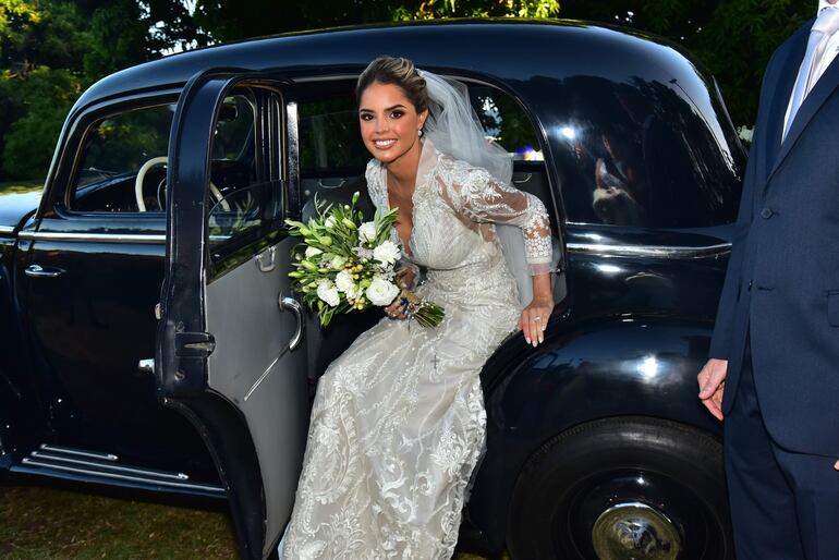 La novia lució hermosa con un vestido muy moderno creación de la diseñadora Florencia Soerensen, del tocado se encargo Abel Morel, y en sus manos llevó un ramo de Vitarosa. 