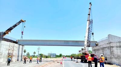 Durante el fin de semana, contratista del MOPC inició el montaje de las vigas del viaducto que se construye sobre la ruta a Falcón.