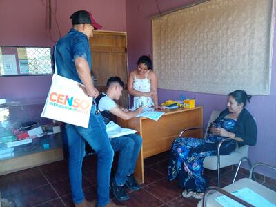 Dos jóvenes censistas toman datos en una de las viviendas visitadas en el transcurso de esta mañana en la casco urbano de Santani
