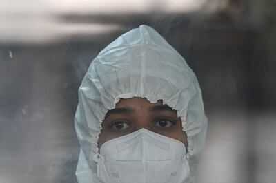 Una trabajadora de salud en un puesto de toma de muestras para pruebas de covid-19 en Bombay, India.