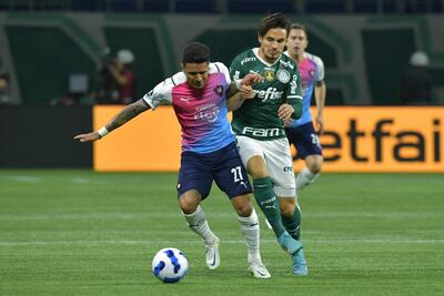 Antonio Galeano y Raphael Veiga compiten por el balón durante su partido de vuelta de octavos de final del torneo de fútbol de la Copa Libertadores en el estadio Allianz Parque en Sao Paulo, Brasil, el 6 de julio de 2022.
