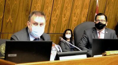 Benigno López, ministro de Hacienda; y el diputado Miguel Tadeo Rojas, presidente de la bicameral.