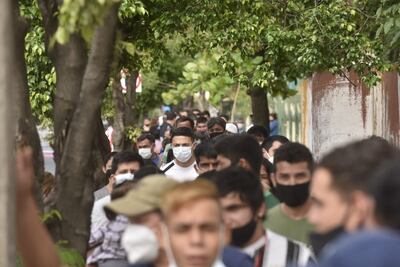 Una larga fila de electores en los alrededores de la Escuela República de Cuba, en Asunción, este domingo por la mañana.