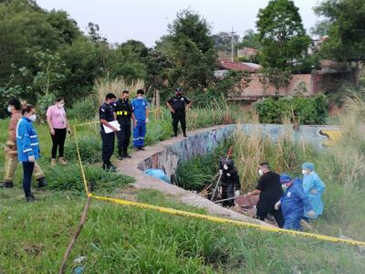 Bomberos voluntarios rescatan el cadáver de una mujer de una piscina abandonada en el Club Fulgencio Yegros de Ñemby.