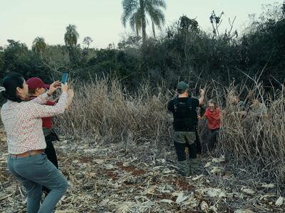 Sandra Cristina Máceda Rubert sale del monte en la colonia Guaraní del distrito de Mbaracayú.