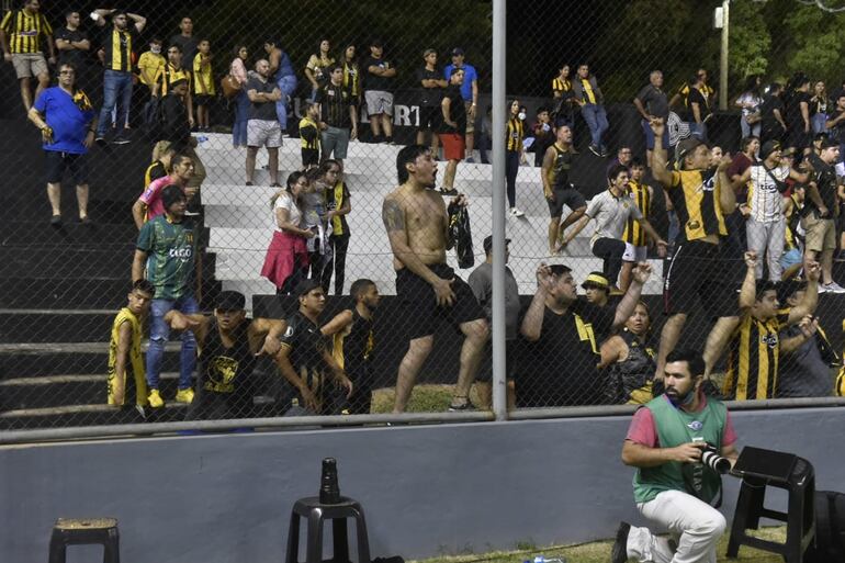 Los hinchas de Guaraní reclamando a los jugadores por el momento crítico en la temporada 2022.