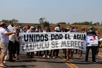 Los pobladores cerraron la vía nacional portando un pasacalles con el mensaje “Unidos por el agua. Caapucú se merece”.