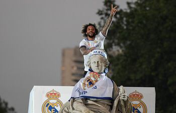 El capitán del Real Madrid Marcelo Vieira sobre la diosa Cibeles, en Madrid, para celebrar el campeonato de Liga.