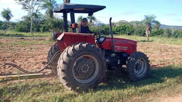 El tractor agrícola de la Municipalidad de Carapeguá, cuyo uso está regulado en la ordenanza N°06/2021 que entró en vigencia este año.