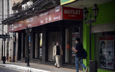 Las tiendas del microcentro hace semanas se mantienen cerradas en cumplimiento del Decreto Presidencial que sólo permite abrir a aquellas que ofrecen productos de primera necesidad.