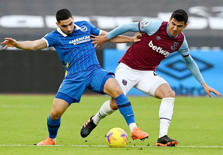 Fabián Cornelio Balbuena (29 años), en su partido 59 con West Ham United, intenta evitar el avance del francés Neal Maupay. (EFE)