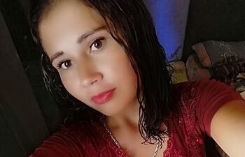 La joven madre y víctima Ada Romina Espínola, quien fue encontrada sin vida ayer en un arroyo.