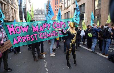 Activistas climáticos del grupo Extinction Rebellion se manifiestan en Glasgow, durante la conferencia COP26.