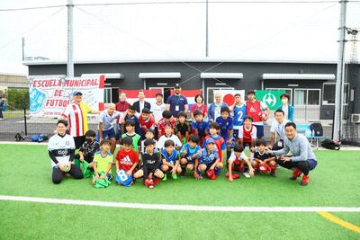 Los jugadores nipones y paraguayos, junto a los miembros de las delegaciones.